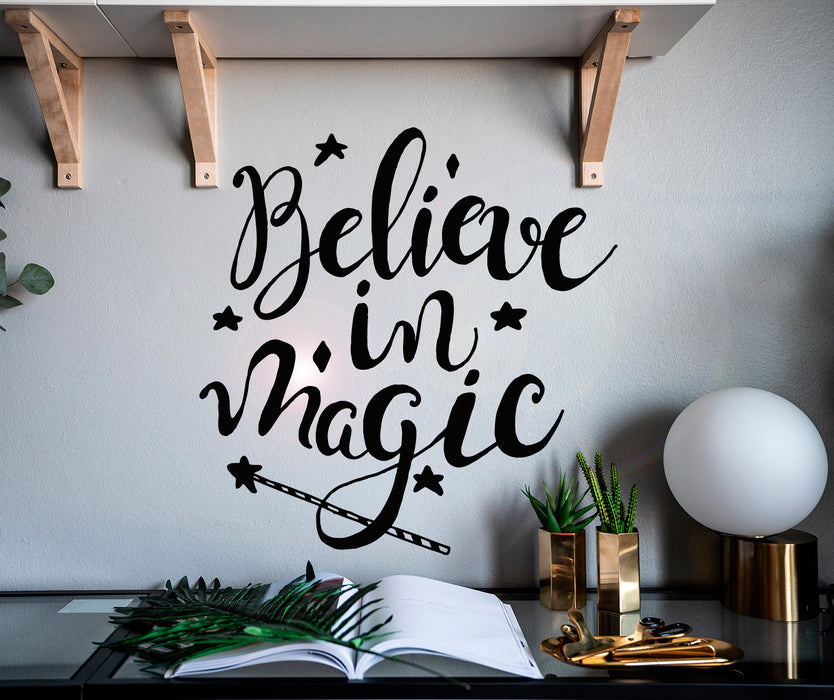 Autocollant mural en vinyle avec citation inspirante Believe In Magic, décoration d'intérieur, 22,5 po x 22 po, gz134
