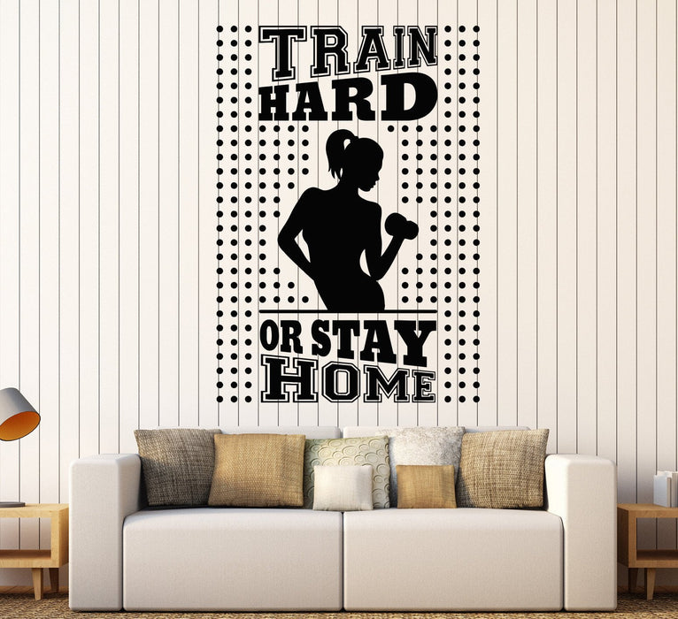 Виниловая наклейка на стену Тренируйтесь усердно или оставайтесь дома Тренажерный зал Фитнес-тренер Красивые наклейки для тела Уникальный подарок (748ig)